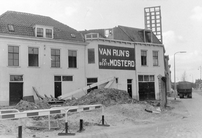 860313 Gezicht op de sloop van de bedrijfsgebouwen van Van Rijn's Mosterdfabrieken aan de Nieuwe Kade in Wijk C te ...